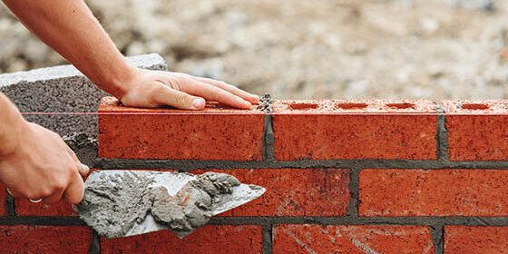 Close-up,Of,Skilled,Bricklayer,Working,On,Construction,Site,Laying,Bricks